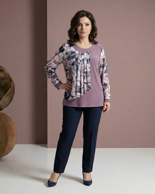 Официална разкроена туника в цвят пепел от рози с ефирен флорален елемент и брошка на деколтето, заснета в цял ръст върху модел.