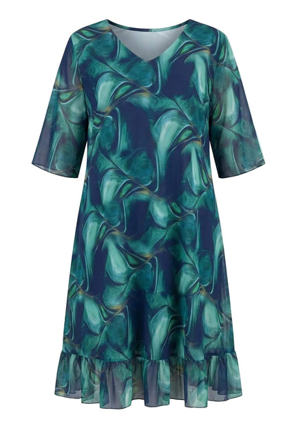 Официална шифонена рокля големи размери с абстрактен десен в синьо и зелено, V-образно деколте и подгъв с волан. Продуктов кадър на бял фон.