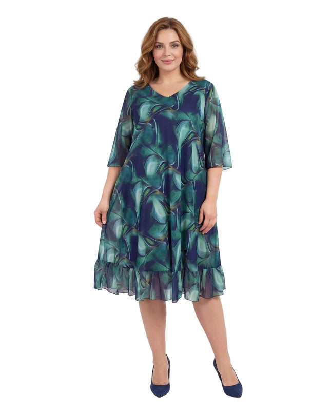 Официална шифонена рокля големи размери с абстрактен десен в преливащи сини и зелени тонове и ръкави до лакътя, представена в цял ръст на бял фон.