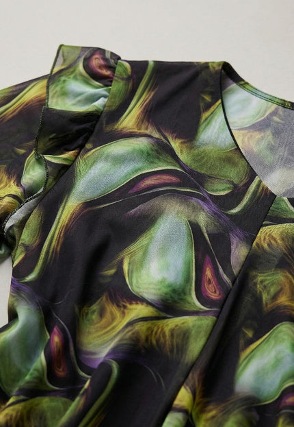 Детайлен кадър на официална шифонена рокля с пъстър абстрактен десен, показващ V-образното деколте, ефирната материя и къдрите на ръкавите.