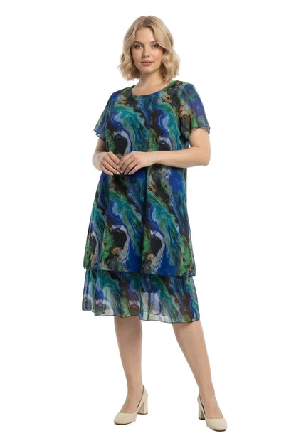 Официална шифонена рокля в синьо-зелени преливащи тонове с къс ръкав и многопластов дизайн, заснета отпред в цял ръст на бял фон.