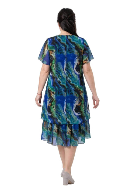 Изглед отзад на елегантна официална шифонена рокля с многопластов дизайн в преливащи тонове, представена в цял ръст на бял фон.