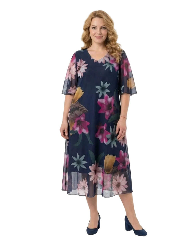 Официална тъмносиня макси рокля с ефирен флорален шифон и V-образно деколте. Снимка в цял ръст на бял фон, показваща предната част на модела.