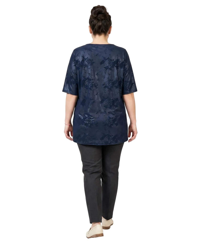 Изглед отзад на тъмносиня официална туника големи размери с текстуриран десен и къси ръкави, представена на бял фон.