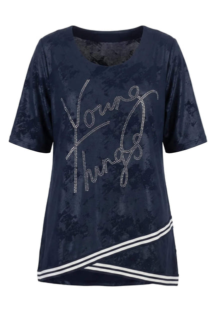Тъмносиня туника с къс ръкав, ефектен надпис от камъчета и асиметричен раиран подгъв, плосък кадър на бял фон.