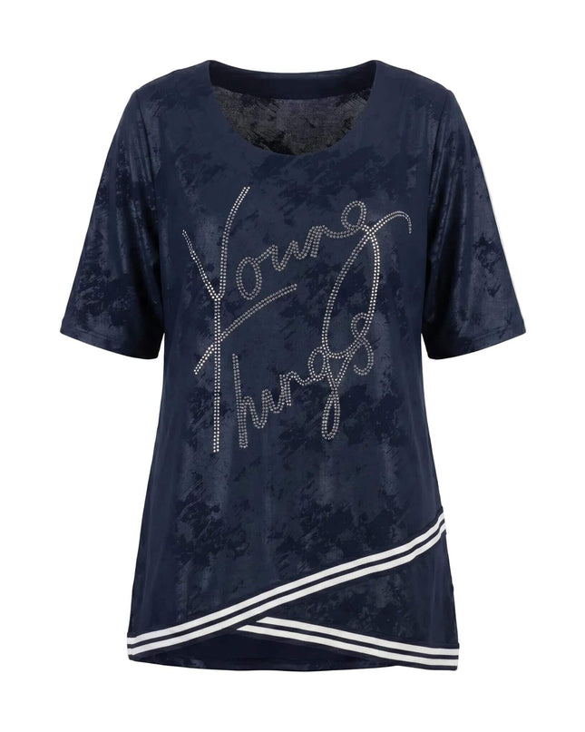 Тъмносиня туника с къс ръкав, ефектен надпис от камъчета и асиметричен раиран подгъв, плосък кадър на бял фон.