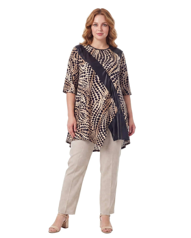 Официална туника големи размери с леопардов принт и черна диагонална платка от еко кожа. Снимка в цял ръст на модел на бял фон.
