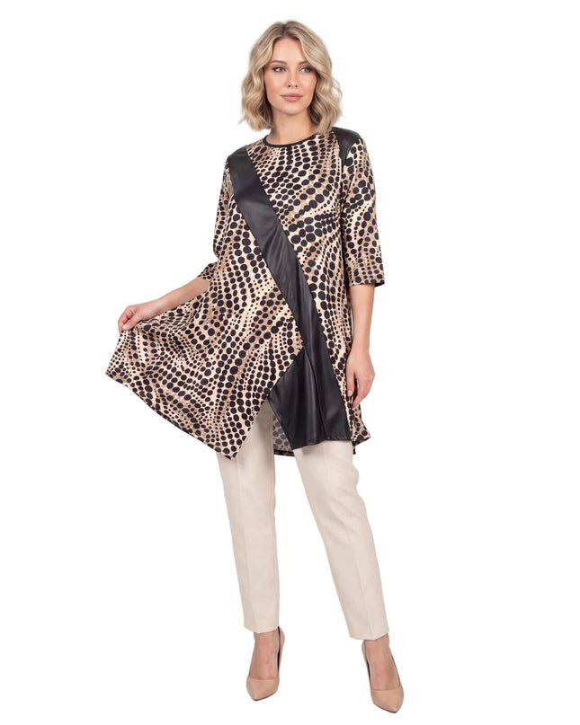 Официална туника големи размери с леопардов принт и еко кожа в цял ръст на бял фон