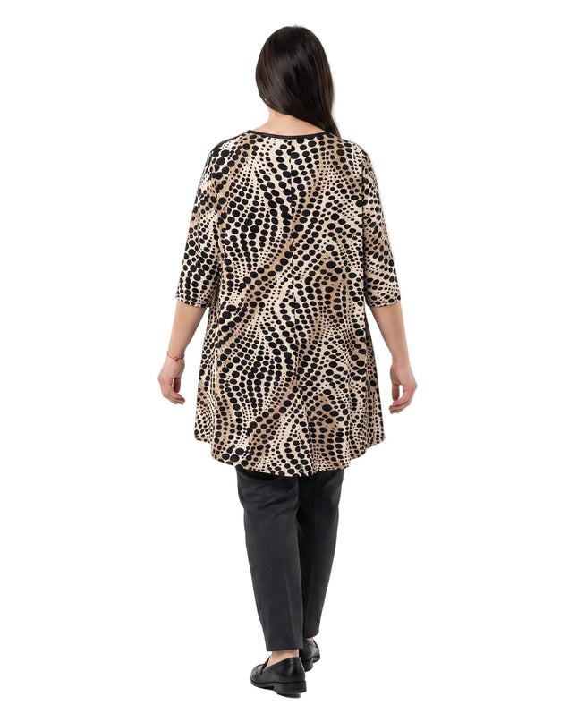 Официална туника големи размери с леопардов принт и разкроена кройка, изглед отзад върху модел в цял ръст на бял фон.