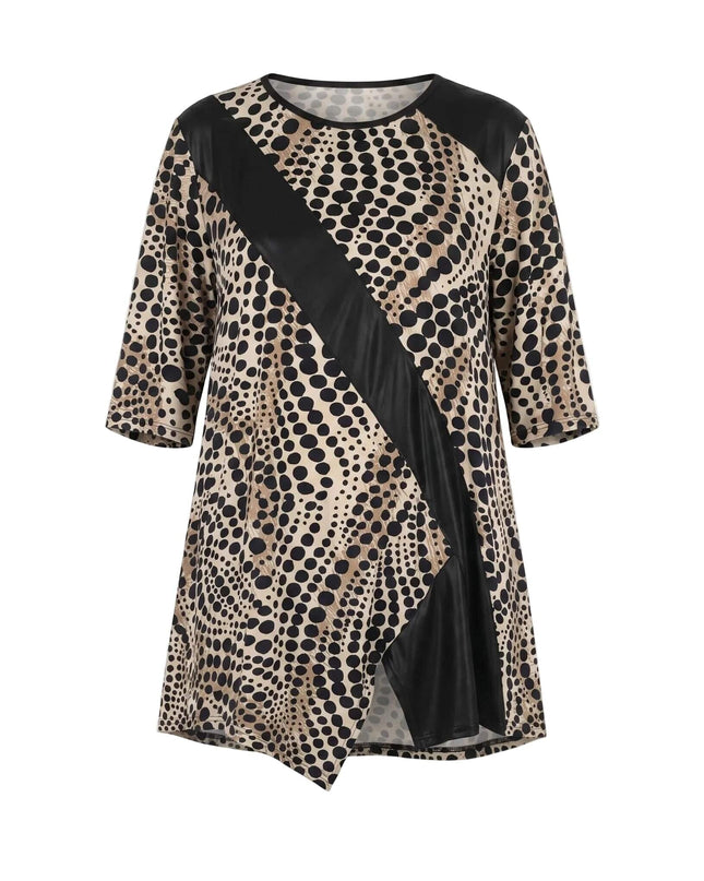 Официална туника големи размери с леопардов принт и черна диагонална платка от еко кожа, заснета отпред на бял фон.