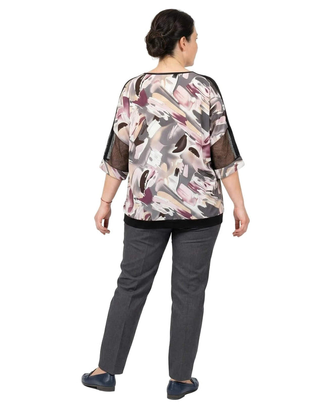 Официална макси туника с абстрактен десен тип четка и мрежести детайли по ръкавите, заснета отзад на бял фон.