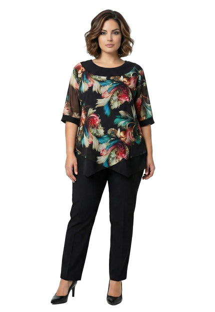 Официална туника в големи размери с шарен шифон и асиметрична кройка, заснета в цял ръст върху бял фон.