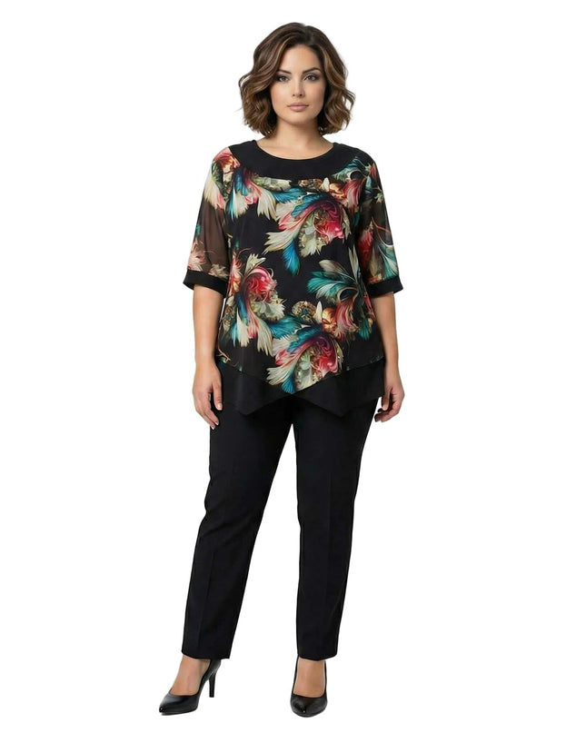 Официална туника в големи размери с шарен шифон и асиметрична кройка, заснета в цял ръст върху бял фон.