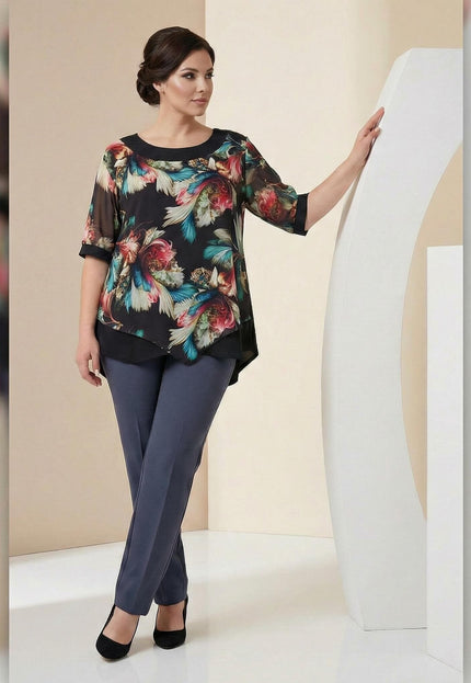 Дамска официална туника с шарен шифон и тюлени ръкави в големи размери, заснета в цял ръст за пълна визия на силуета.