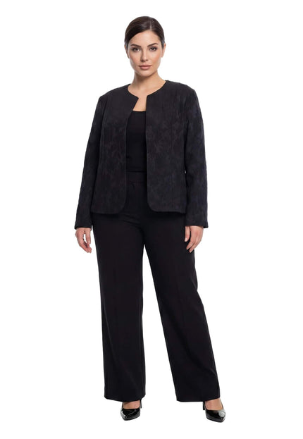 Официално черно сако големи размери с ефектна релефна текстура, свободна кройка без закопчаване и обло деколте, представено в цял ръст на бял фон.