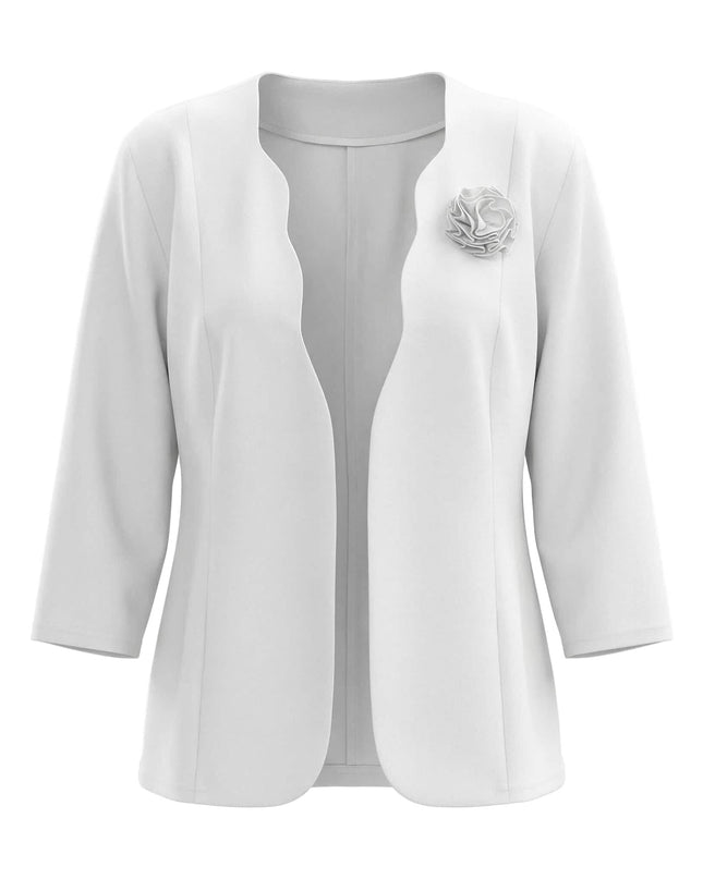 Изглед отпред на официално дамско бяло сако големи размери с отворена предна част, 7/8 ръкави и текстилна брошка роза.