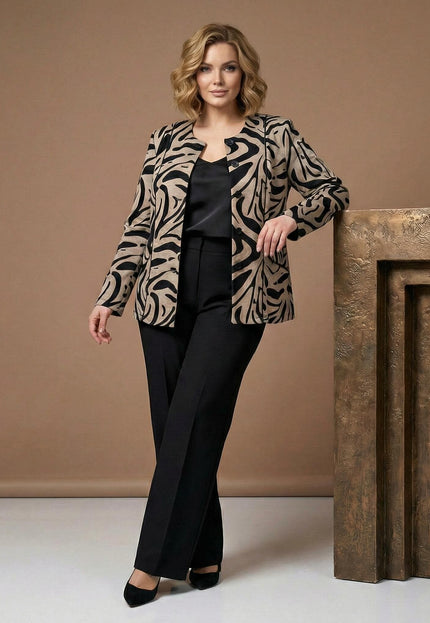 Стилно официално дамско макси сако в бежово с ефектен черен десен и обло деколте, снимано в цял ръст върху модел.