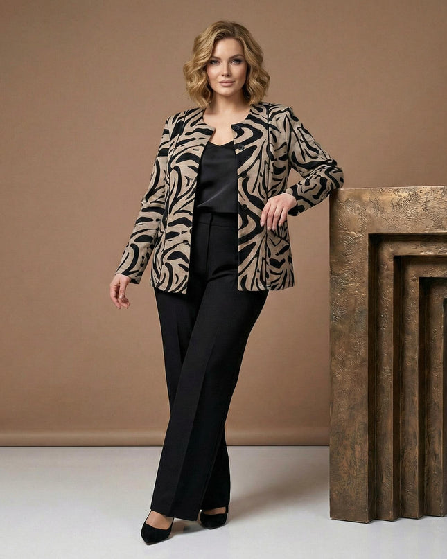 Стилно официално дамско макси сако в бежово с ефектен черен десен и обло деколте, снимано в цял ръст върху модел.