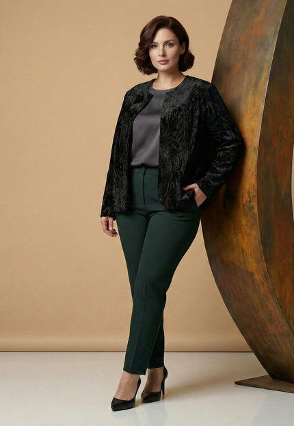 Официално дамско макси сако от черен релефен велур без закопчаване, представено в цял ръст върху модел с елегантна визия.