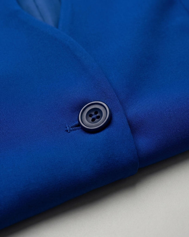 Детайл отблизо на закопчаването на официално дамско сако големи размери в кралскосин цвят с едно копче.