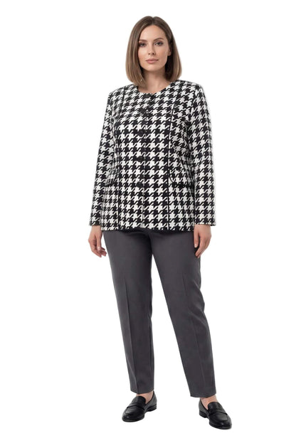 Официално дамско сако пепит в черно и бяло за макси дами, заснето в цял ръст върху модел с тъмносив панталон.