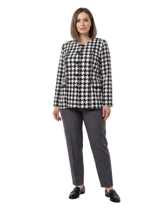 Официално дамско сако пепит в черно и бяло за макси дами, заснето в цял ръст върху модел с тъмносив панталон.