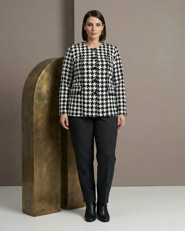 Официално дамско сако с десен пепит в черно и бяло за макси дами, представено в цял ръст върху модел.