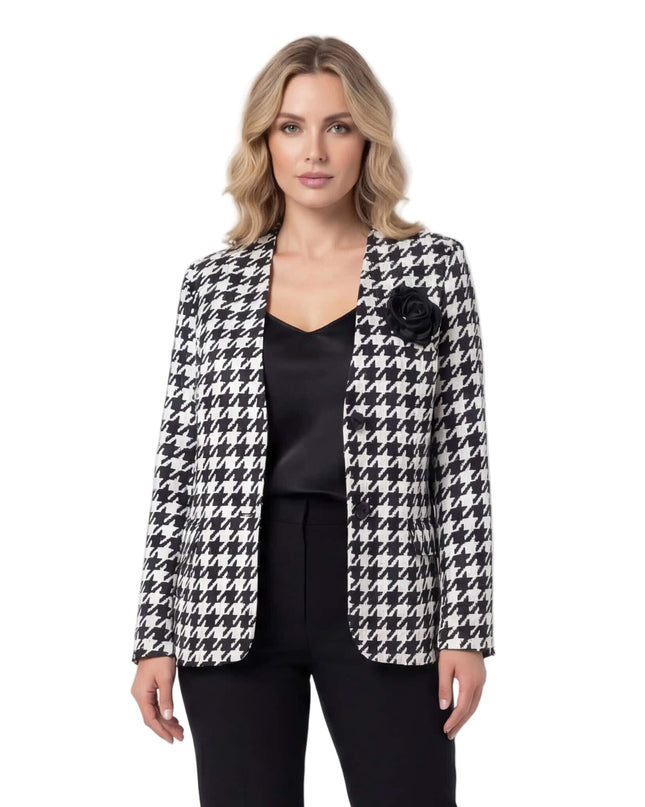 Официално дамско сако в класически десен пепит с декоративна черна роза на ревера. Снимката показва модел отпред на бял фон, демонстриращ елегантната кройка.