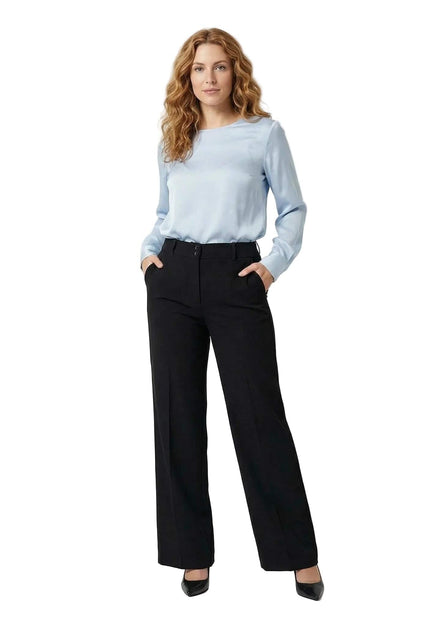 Официален черен панталон големи размери с права кройка и висока талия с две копчета, заснет в цял ръст на бял фон.