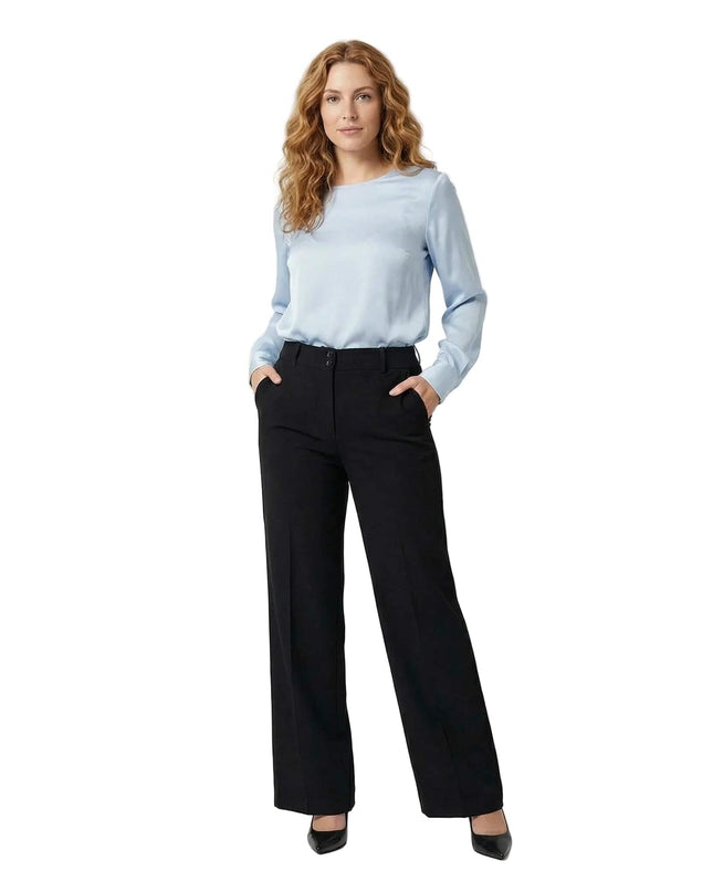 Официален черен панталон големи размери с права кройка и висока талия с две копчета, заснет в цял ръст на бял фон.