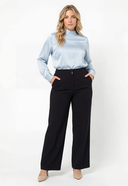 Официален черен панталон с права кройка и висока талия, показан в цял ръст отпред на бял фон. Моделът държи ръцете си в страничните джобове.