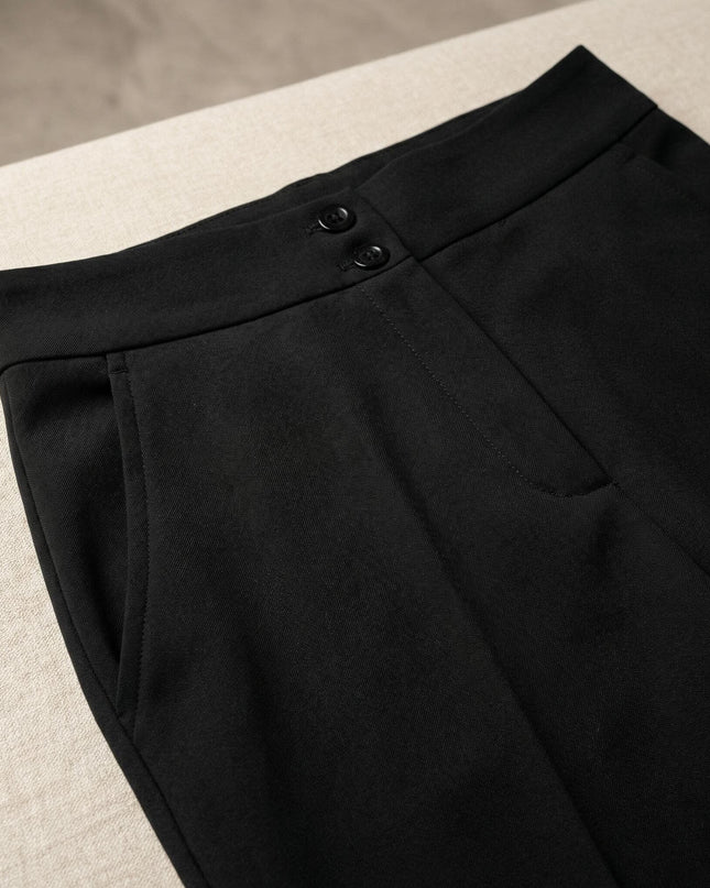 Детайл отблизо на официален черен панталон големи размери с права кройка, показващ високата талия, две копчета и страничен джоб.
