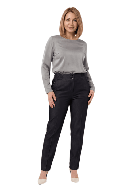 Стилен официален дамски черен панталон с прав крачол и висока талия, представен в цял ръст върху модел на бял фон.