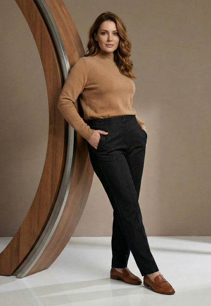 Официален дамски черен панталон с прав крачол и функционални джобове, показан върху модел в цял ръст с бежов пуловер.