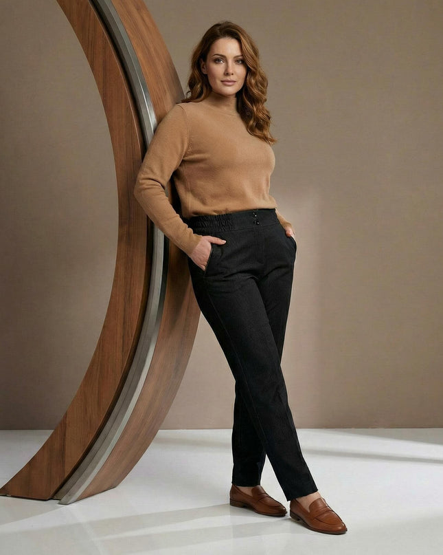 Официален дамски черен панталон с прав крачол и функционални джобове, показан върху модел в цял ръст с бежов пуловер.