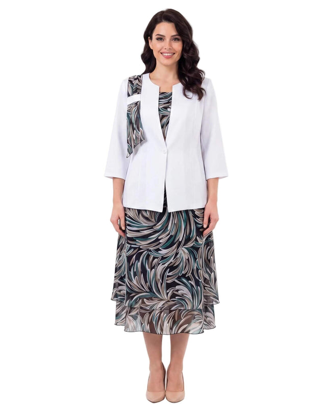 Официален дамски костюм от две части с бяло сако и шарена рокля големи размери, представен на бял фон в цял ръст.