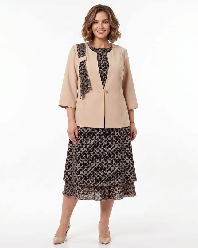 Елегантен официален дамски костюм, състоящ се от бежово сако с акцент и миди рокля с геометричен принт, заснет в цял ръст.