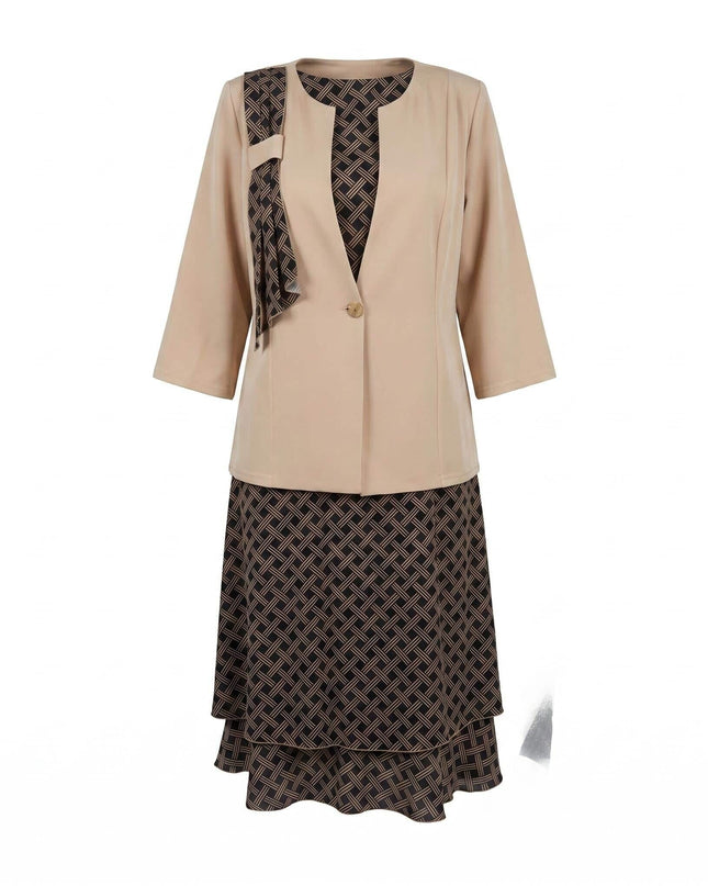 Официален дамски костюм в бежово на бял фон: сако с едно копче и етажирана миди рокля с геометричен принт.