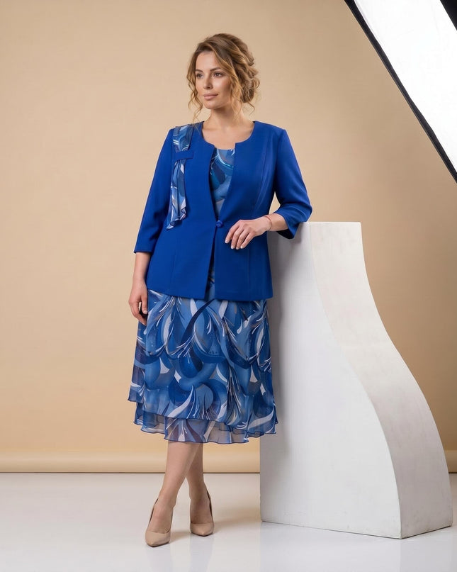 Официален дамски костюм големи размери с шифонена рокля в кралскосин цвят и флорален десен, представен в цял ръст.