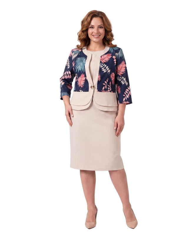 Официален комплект от права бежова рокля и тъмносиньо сако с флорален десен на тропически листа, цял ръст на бял фон.