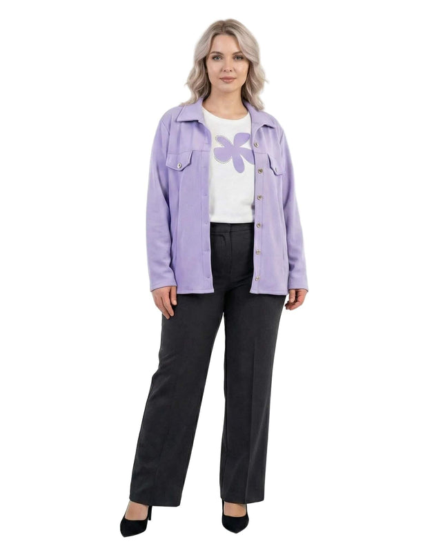 Официален макси сет от сако и блуза в нежно лилаво, представен в цял ръст. Вижда се бялата тениска с голяма лилава апликация на цвете и елегантното сако.