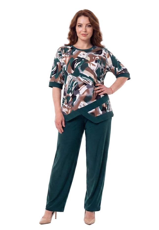 Официален масленозелен макси комплект от туника и панталон. Кадър в цял ръст на бял фон, демонстриращ абстрактния принт и асиметричната кройка отпред.