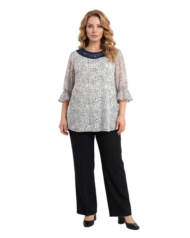 Официална бяла макси туника с флорален десен, перли и тюл. Снимка на модел в цял ръст, показваща свободната кройка и ръкавите с волани.