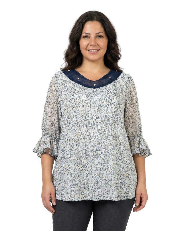 Официална бяла макси туника с цветен принт и декорация от перли и тюл, вид отпред върху модел. Елегантна визия със 7/8 ръкави, завършващи с волани.