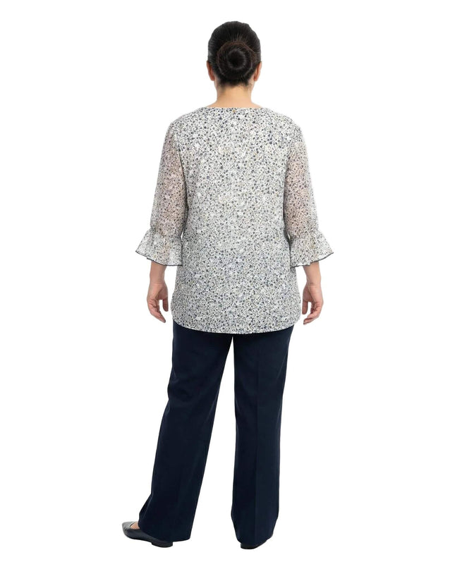 Официална бяла макси туника с нежен флорален принт и ръкави с волани, заснета в цял ръст отзад.