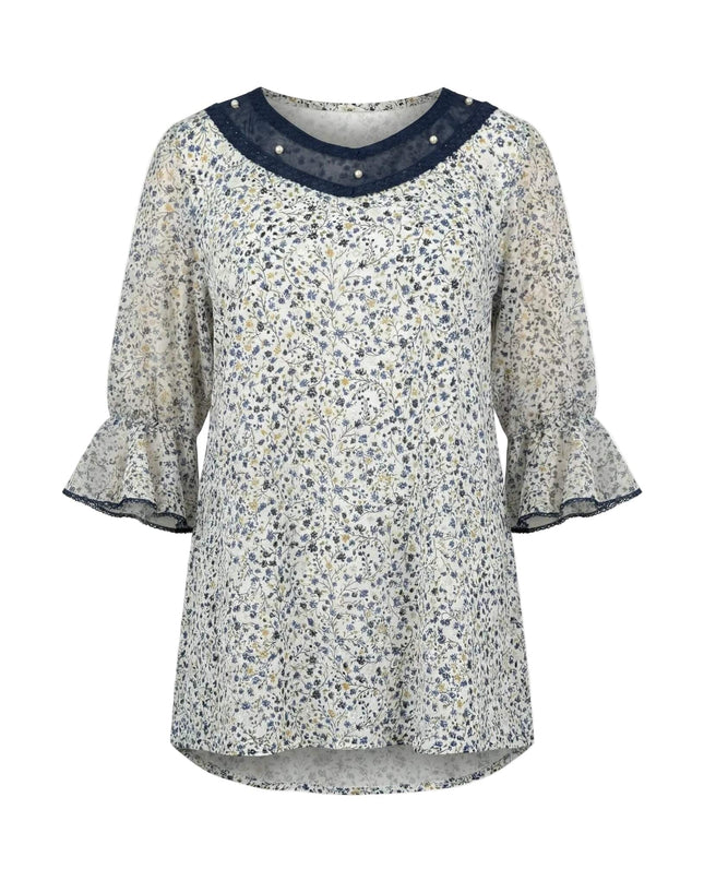 Официална бяла макси туника на цветя с перли и платка от тъмносин тюл на деколтето, заснета в цял ръст на бял фон