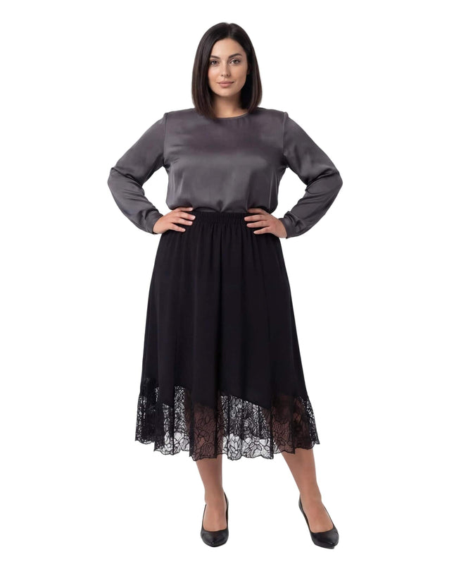 Официална черна макси пола с разкроен силует и ефектен широк дантелен завършек. Моделът е представен в цял ръст на бял фон със сива блуза.