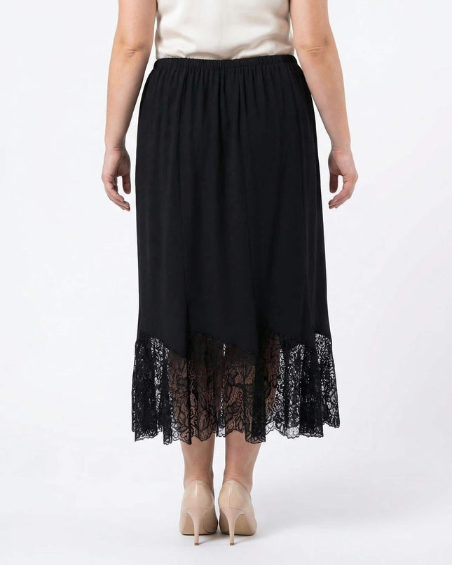 Официална черна макси пола с красив дантелен завършек, представена отзад. Моделът се отличава с разкроен силует, който пада плавно.