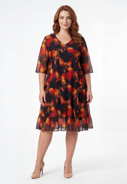 Официална черна макси рокля с шифон и огнен принт, V-образно деколте и волан на подгъва, показана в цял ръст.