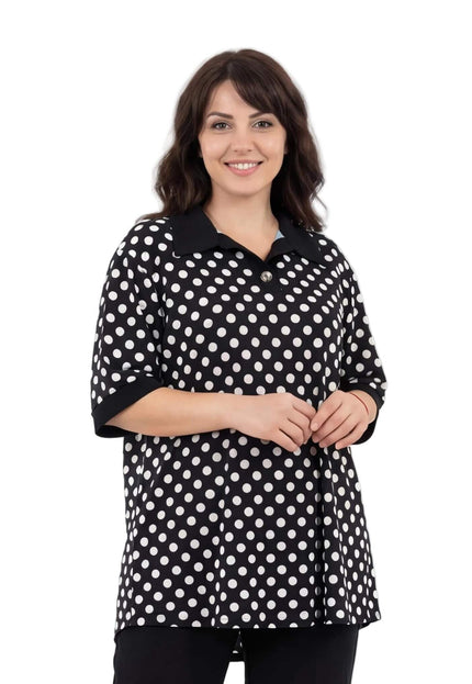 Елегантна черна макси туника на бели точки с контрастна якичка, представена в изглед отпред на бял фон.